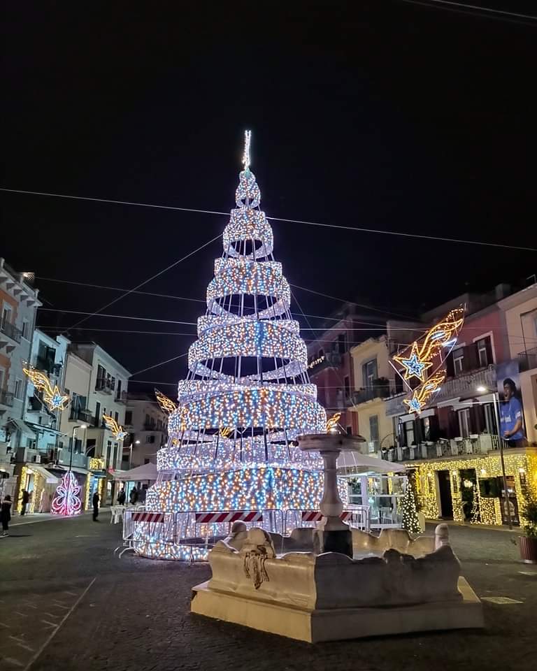 «A Pozzuoli gente solo agli aperitivi, pochissimi turisti e Rione Terra insipido» lo sfogo di un ristoratore