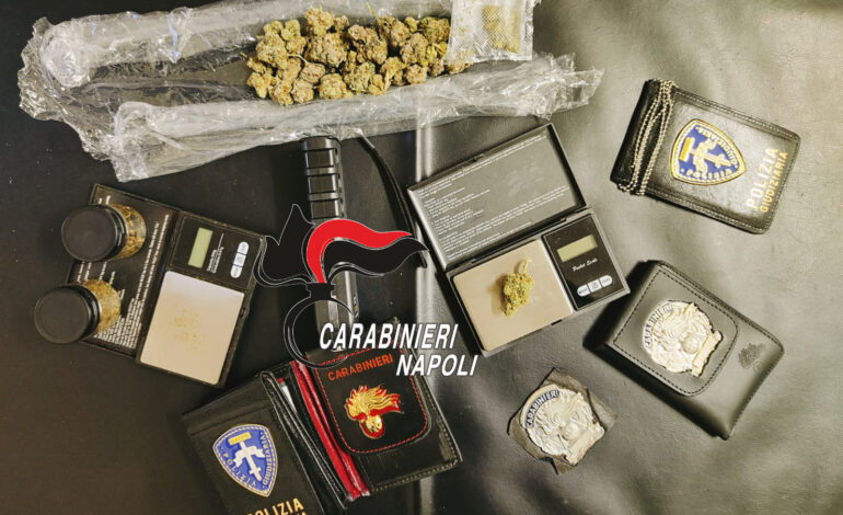 QUARTO/ Cugini in auto con droga e storditore, in casa anche tesserini di polizia: arrestati dai carabinieri