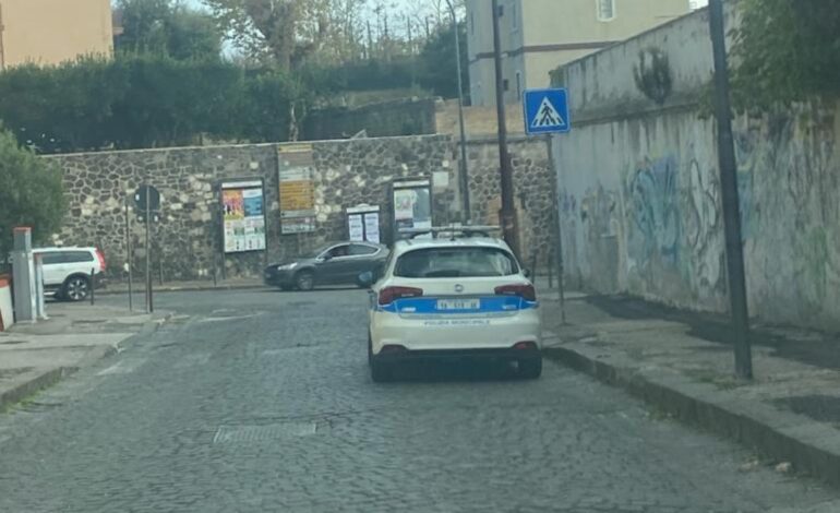 POZZUOLI/ «É normale parcheggiare così? A un cittadino avrebbero preso l’auto»