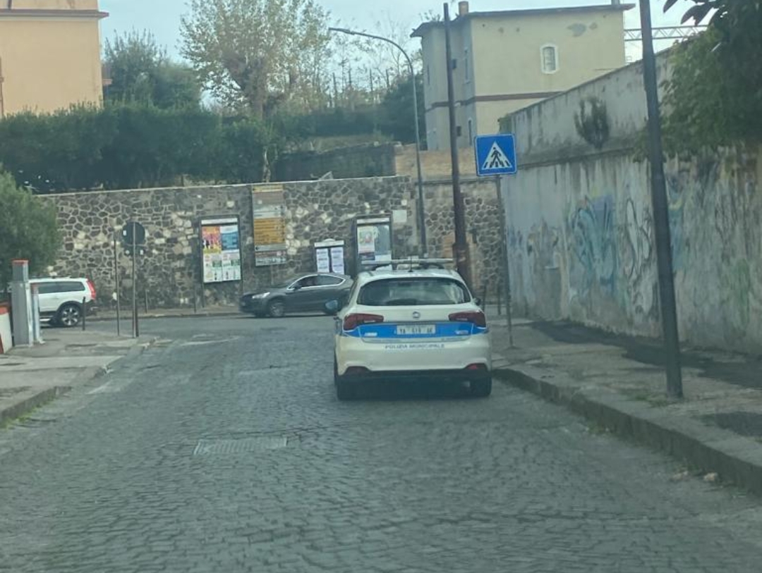 POZZUOLI/ «É normale parcheggiare così? A un cittadino avrebbero preso l’auto»