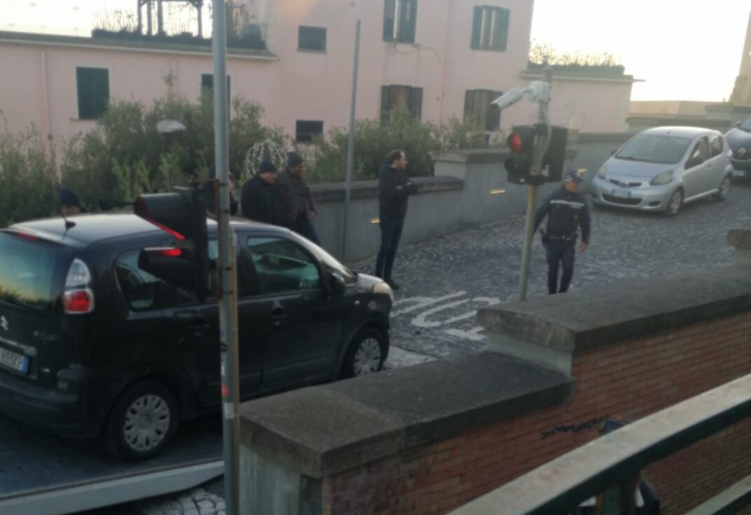 POZZUOLI/ Incidente al Rione Terra: dissuasore automatico va in tilt e danneggia auto, conducente in lacrime – LE FOTO