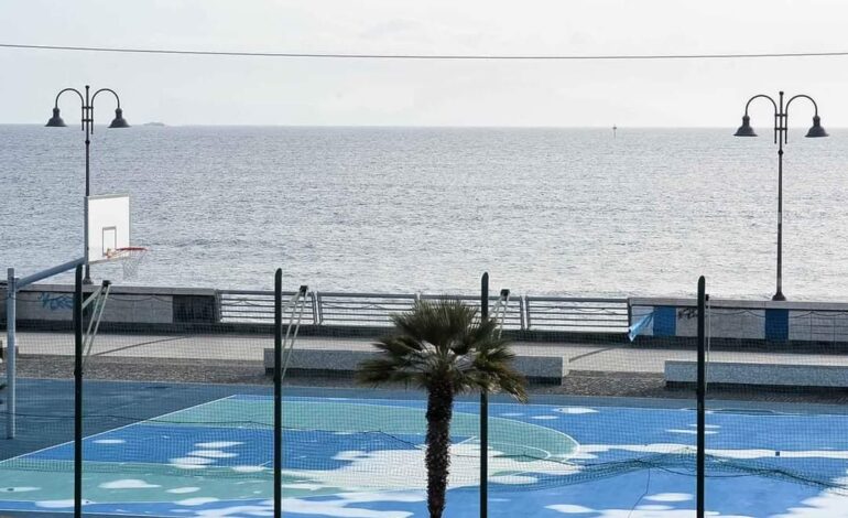 POZZUOLI/ La denuncia: «Campo da basket sul lungomare, tanti soldi spesi per lavori fatti male» – LE FOTO