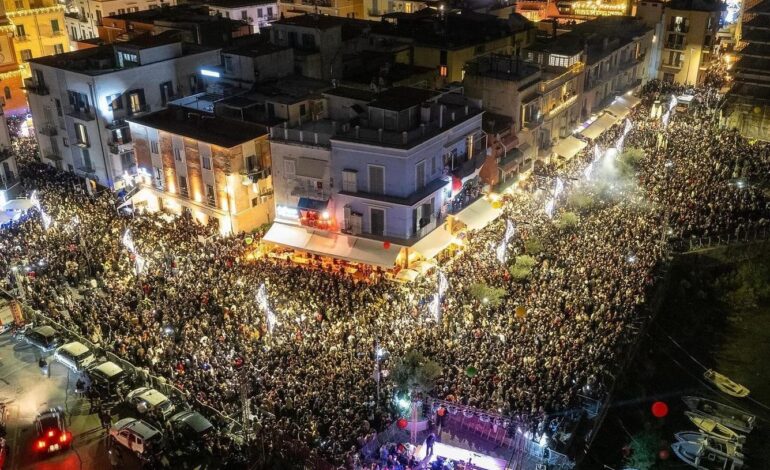 Pozzuoli splende alla vigilia di Natale: folla immensa all’aperitivo – LE FOTO