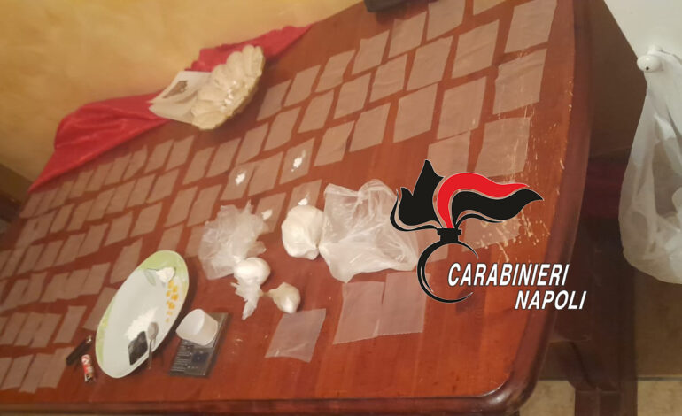 Tavola imbandita per confezionare cocaina: 41enne arrestato dai carabinieri
