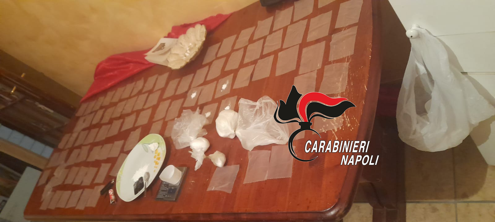 Tavola imbandita per confezionare cocaina: 41enne arrestato dai carabinieri