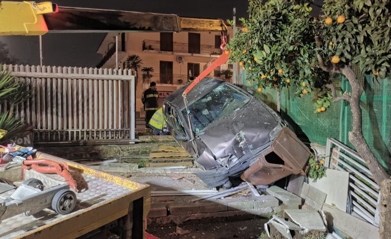 Tragedia sfiorata a Quarto: auto si schianta contro un condominio – LE FOTO