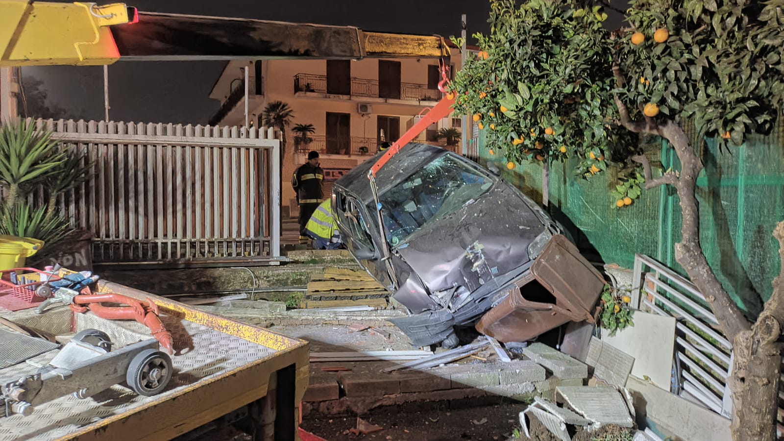 Tragedia sfiorata a Quarto: auto si schianta contro un condominio – LE FOTO