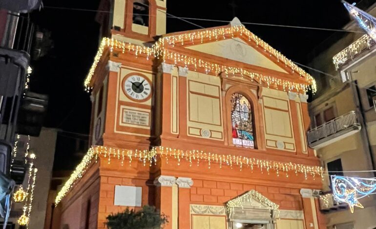 POZZUOLI/ La chiesa di Santa Maria delle Grazie illuminata a festa: accese le luminarie natalizie – LE FOTO