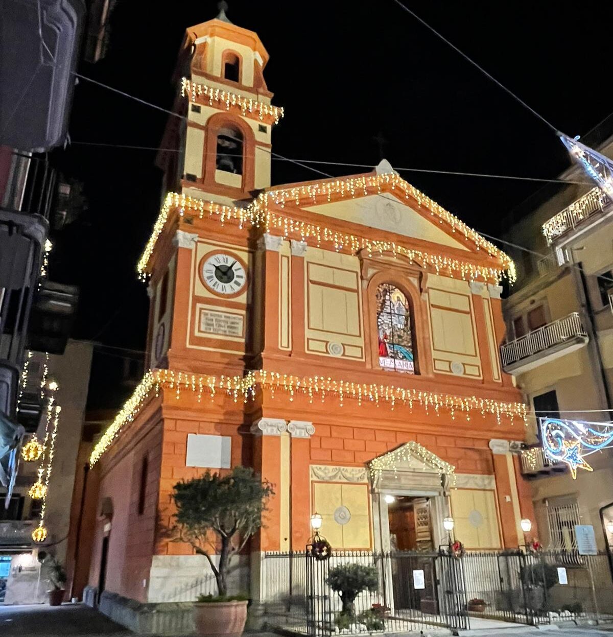 POZZUOLI/ La chiesa di Santa Maria delle Grazie illuminata a festa: accese le luminarie natalizie – LE FOTO