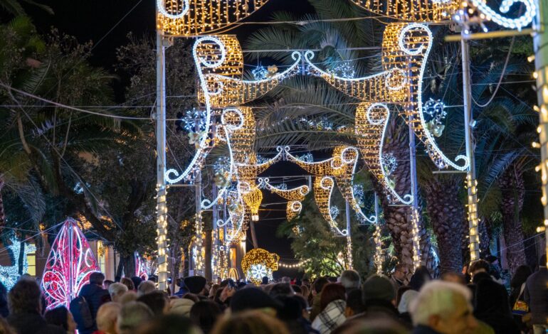 BACOLI/ Accese le luci d’artista al Parco Reale del Fusaro: in migliaia in strada – LE FOTO