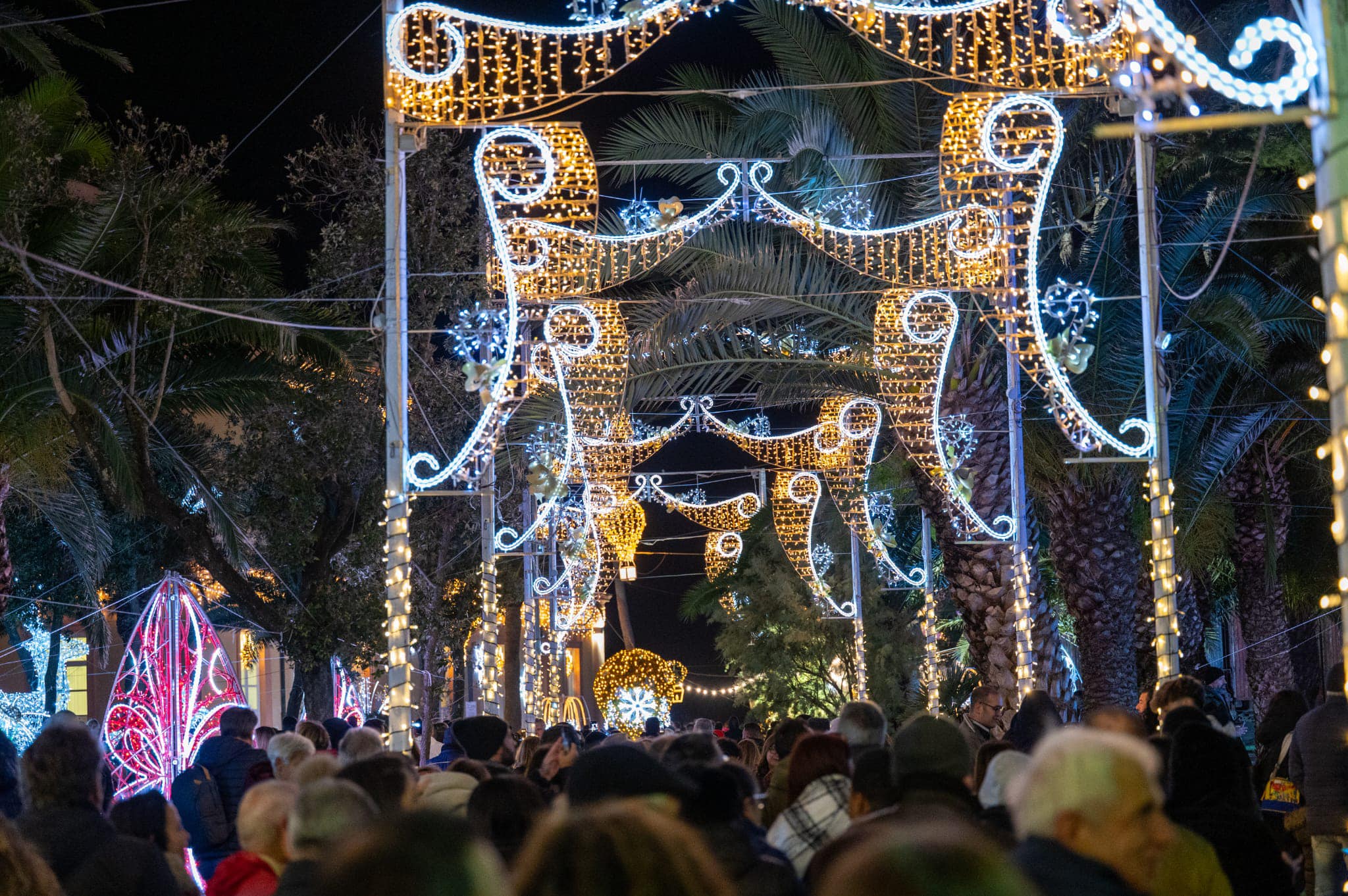 BACOLI/ Accese le luci d’artista al Parco Reale del Fusaro: in migliaia in strada – LE FOTO