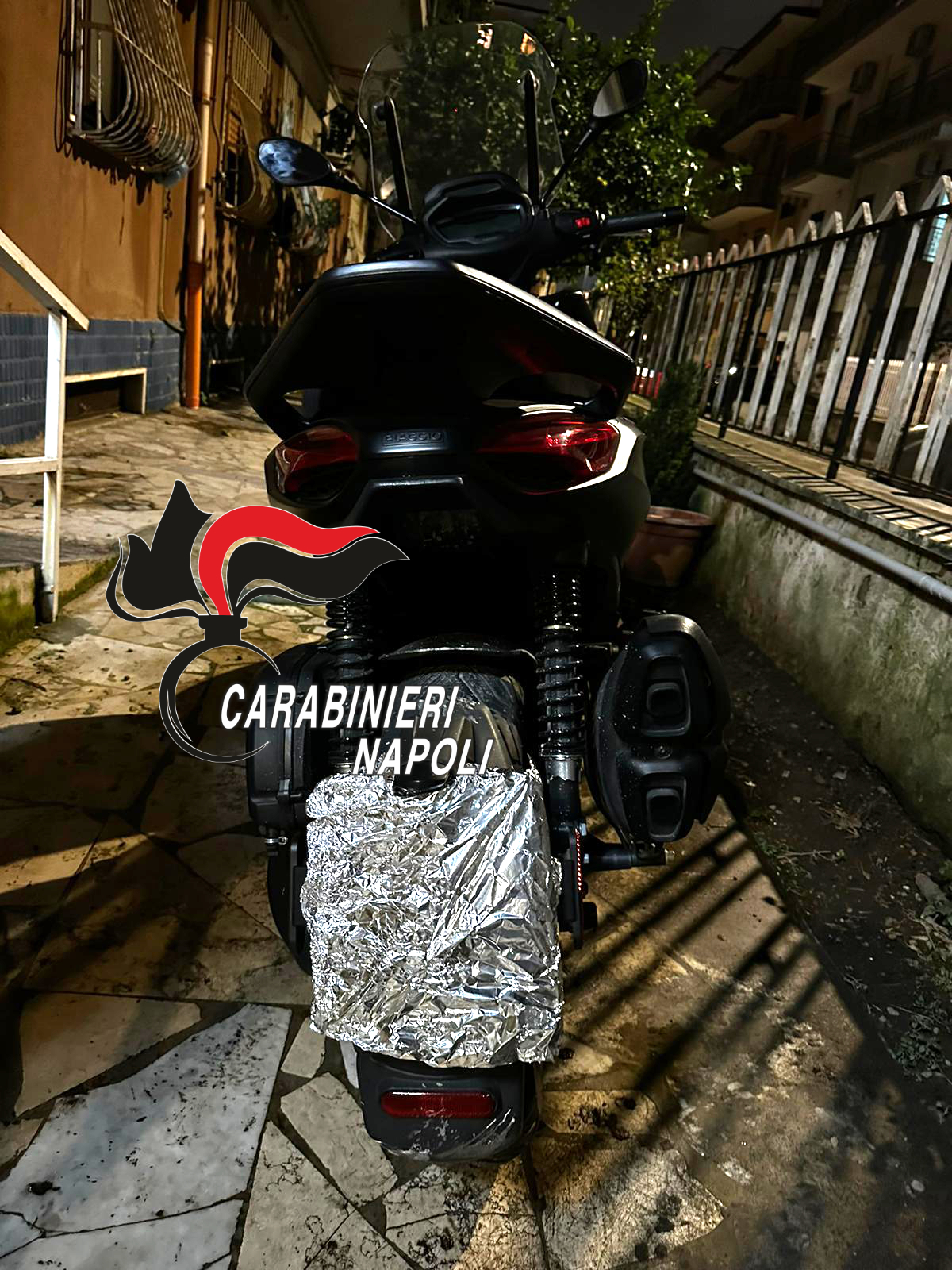 Carta stagnola sulla targa e pistola carica: pronti per un agguato arrestati dai carabinieri