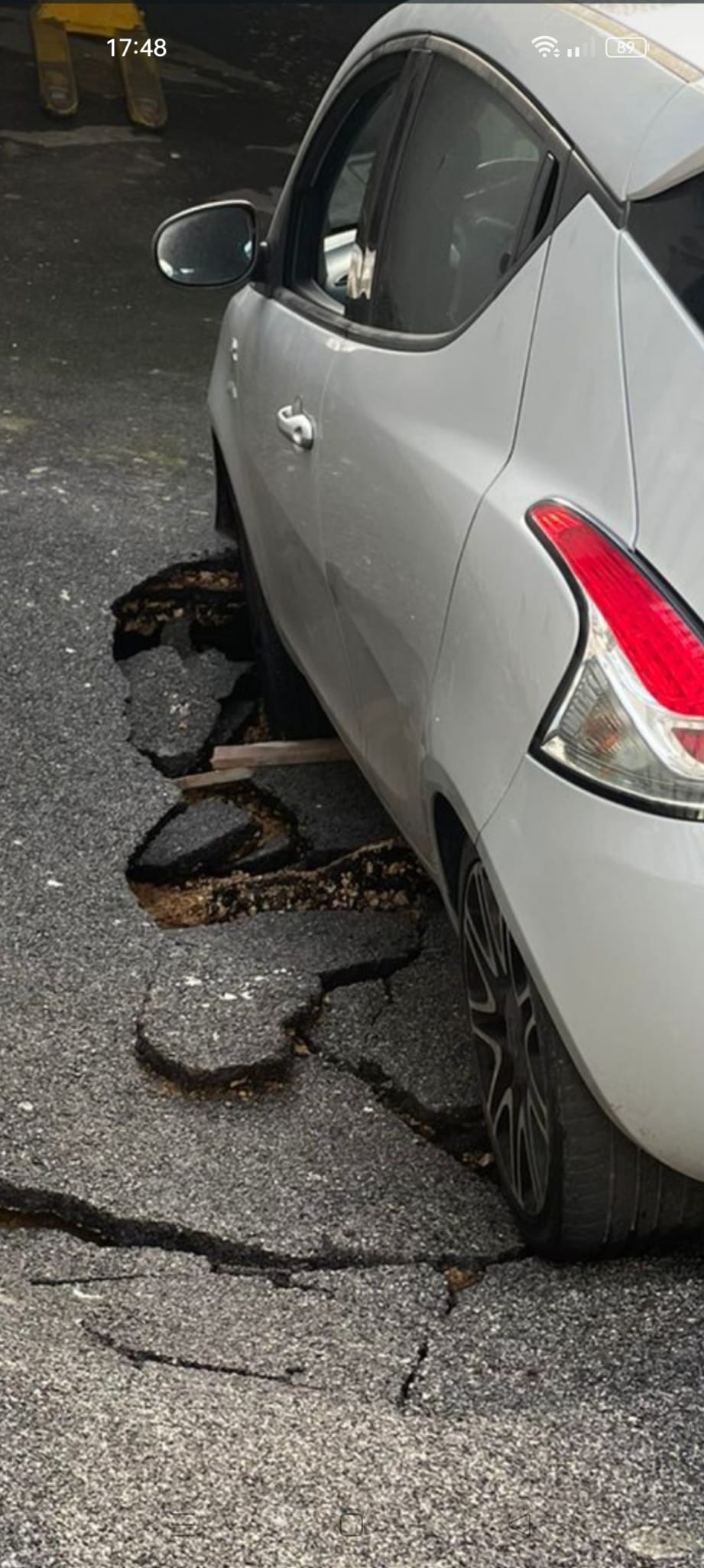 POZZUOLI/ Si apre voragine in via Solfatara: auto ci finisce dentro