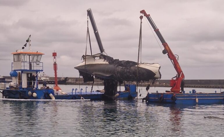 Recuperati i resti del catamarano incendiato nel porto di Pozzuoli – LE FOTO