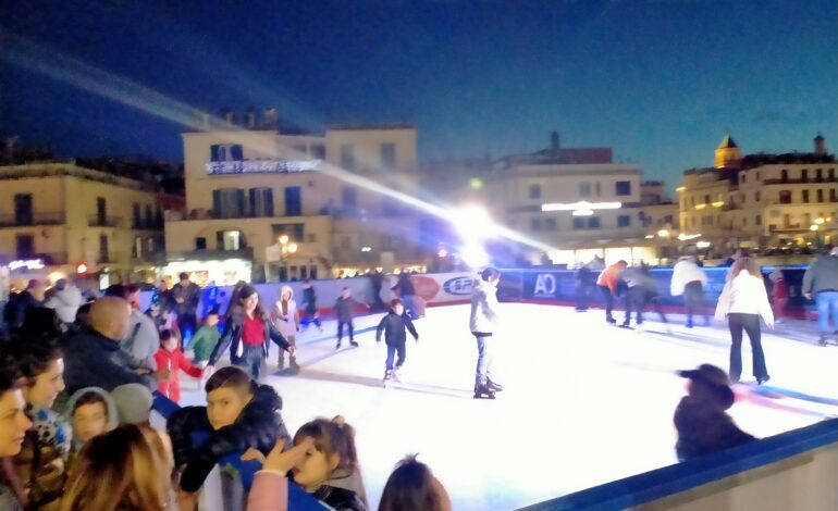 POZZUOLI/ La pista di ghiaccio a “Piazza a mare” resta anche per Carnevale e San Valentino