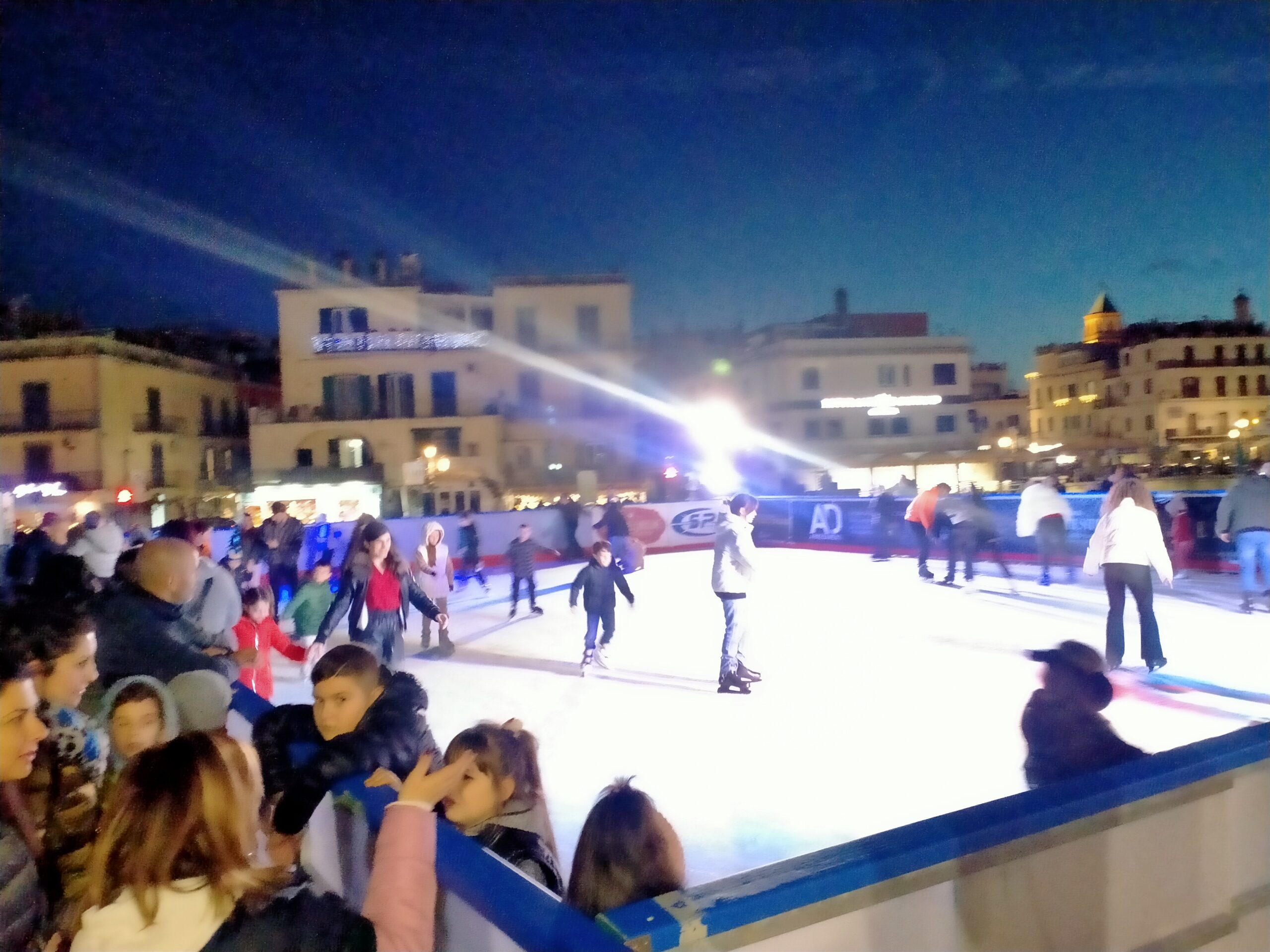 POZZUOLI/ La pista di ghiaccio a “Piazza a mare” resta anche per Carnevale e San Valentino