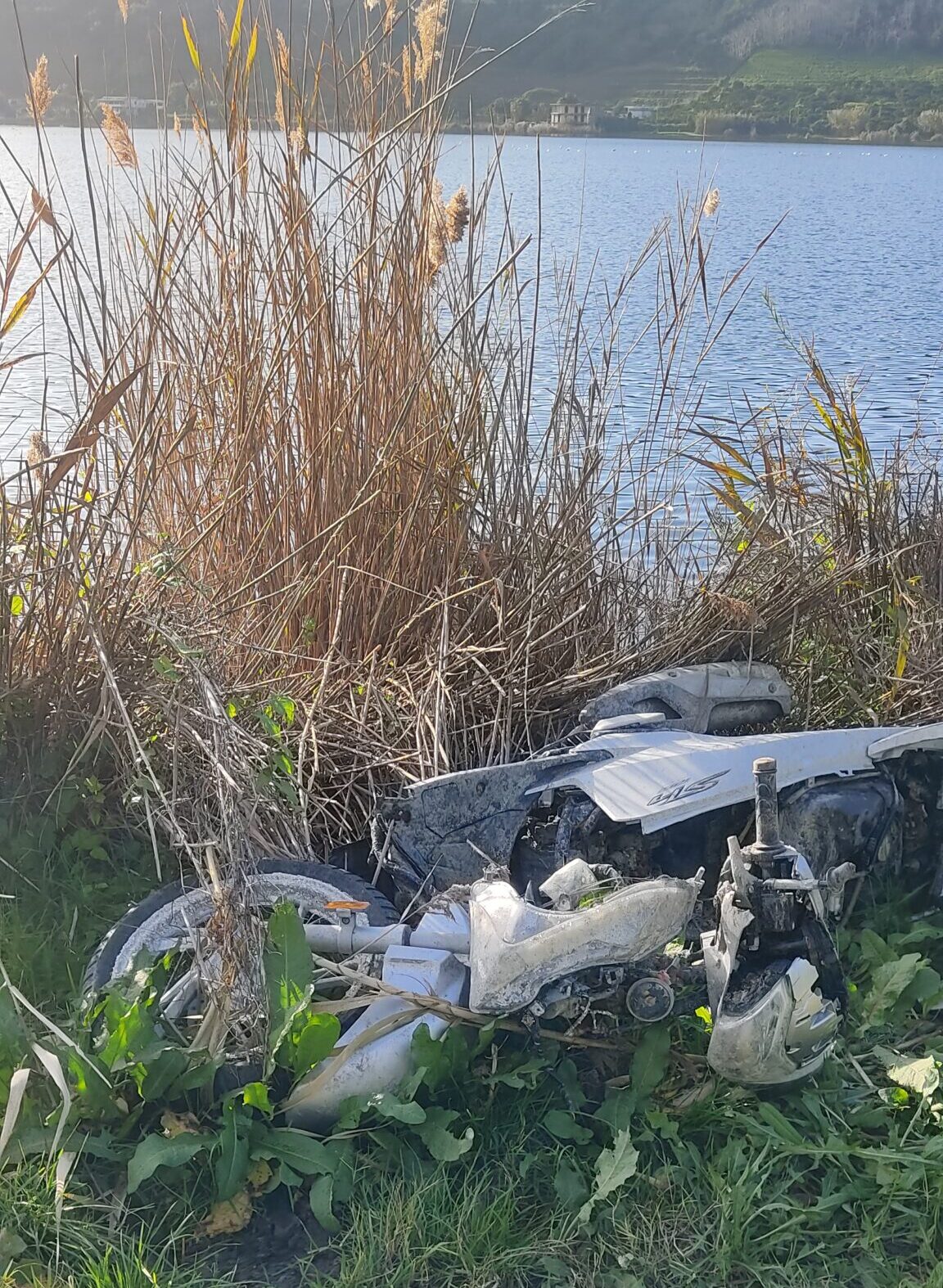 I LETTORI SEGNALANO/ «Scooter distrutto abbandonato sul Lago d’Averno da giorni»