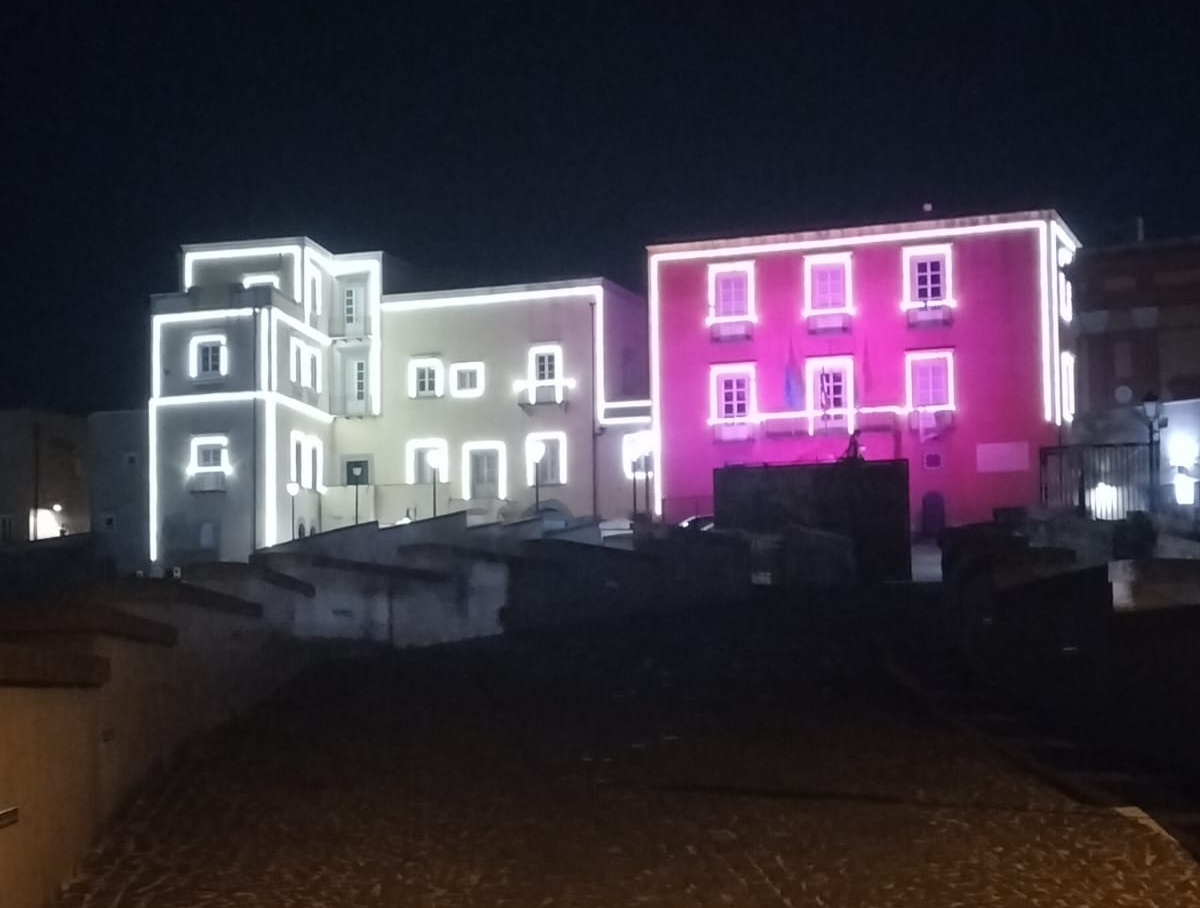 A Pozzuoli “Palazzo Migliaresi” illuminato di viola, il colore della gentilezza – LE FOTO