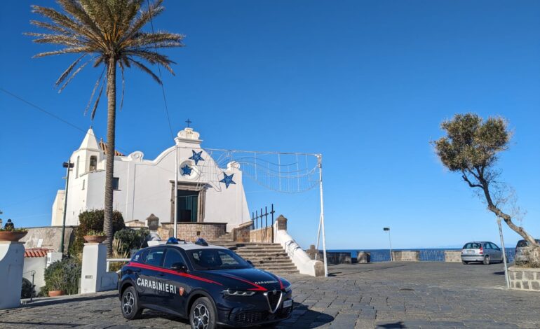 Controlli dei carabinieri sull’isola di Ischia, denunciate tre persone