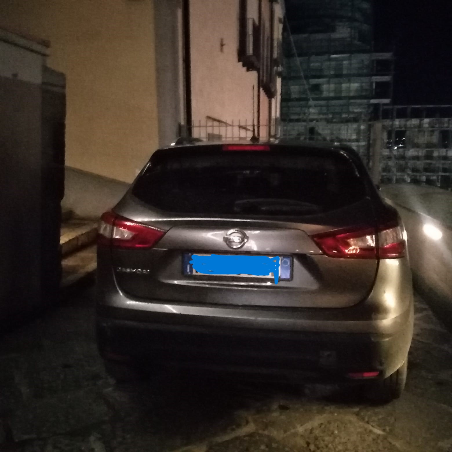 POZZUOLI/ Parcheggio selvaggio tra i vicoli del Rione Terra «Dove sono i vigili?»