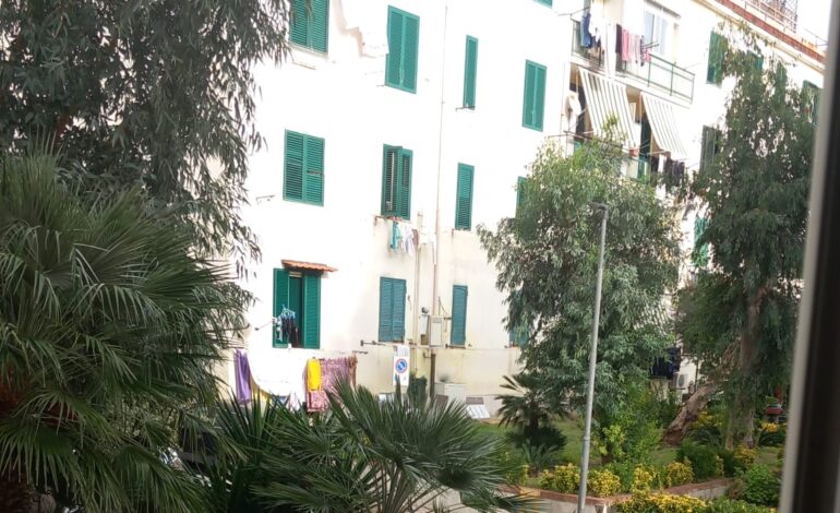 POZZUOLI/ Casa popolare occupata a via Napoli: arrivano i carabinieri – LE FOTO