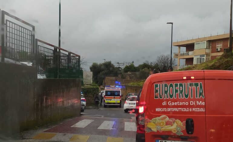 POZZUOLI/ Ambulanza bloccata nel traffico davanti scuola – LA FOTO
