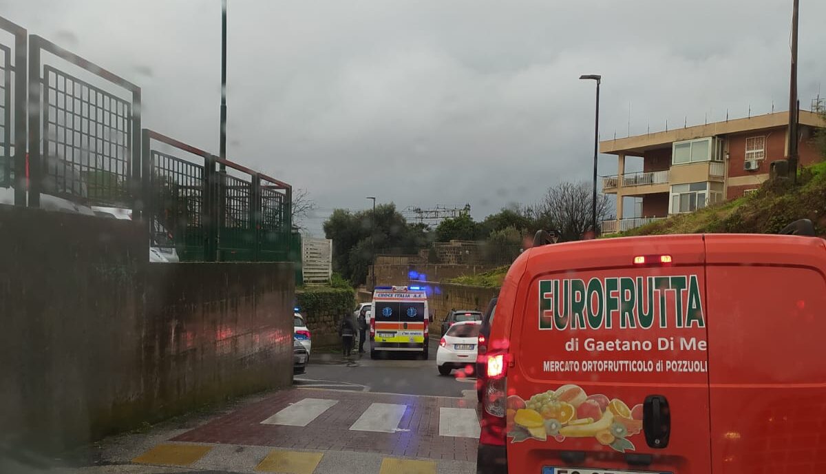 POZZUOLI/ Ambulanza bloccata nel traffico davanti scuola – LA FOTO
