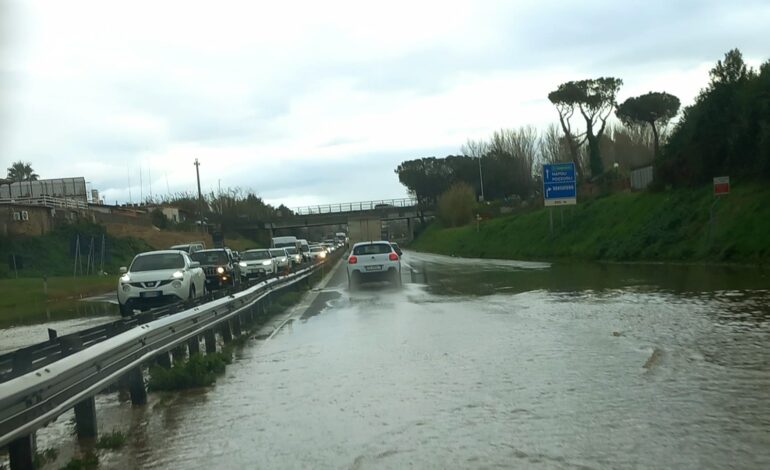 Maltempo, SS7 Quater allagata verso Pozzuoli e Varcaturo