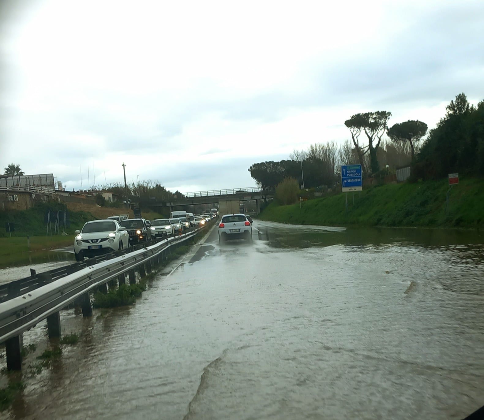 Maltempo, SS7 Quater allagata verso Pozzuoli e Varcaturo