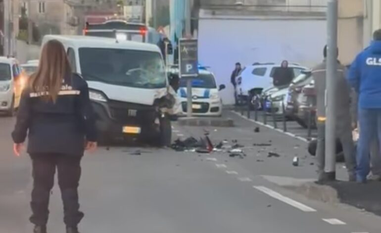 Tragedia a Bacoli: giovane muore nello scontro tra una moto e un furgone