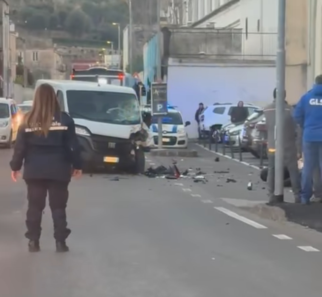 Tragedia a Bacoli: giovane muore nello scontro tra una moto e un furgone