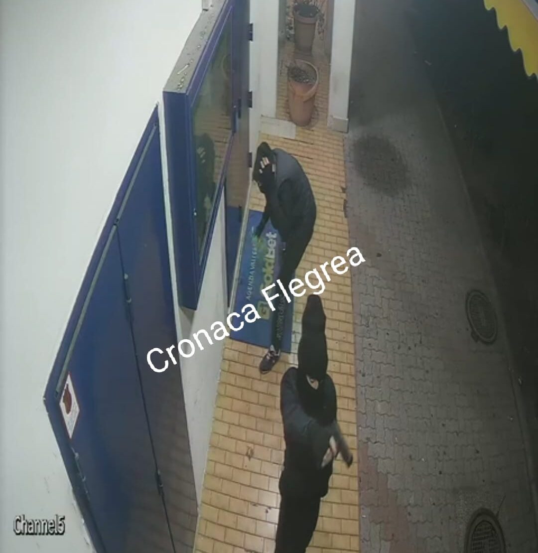 POZZUOLI/ Raid alla GoldBet per “punire” il titolare: benzina sulla porta e pistola contro la telecamera – IL VIDEO