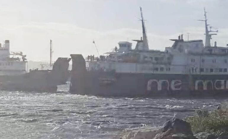 POZZUOLI/ Traghetto arenato nel porto: passeggeri bloccati a bordo, nave arriva in soccorso – LE FOTO