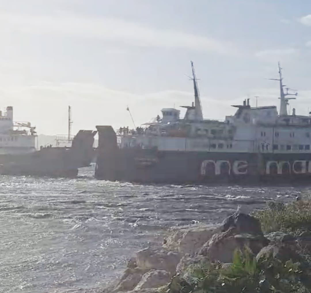 POZZUOLI/ Traghetto arenato nel porto: passeggeri bloccati a bordo, nave arriva in soccorso – LE FOTO