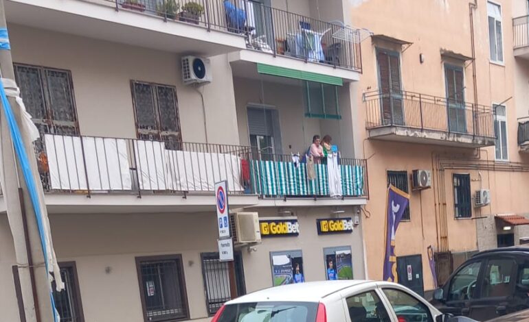 POZZUOLI/ Colpo al centro scommesse GoldBet di via Napoli: rapinatore solitario porta via l’incasso