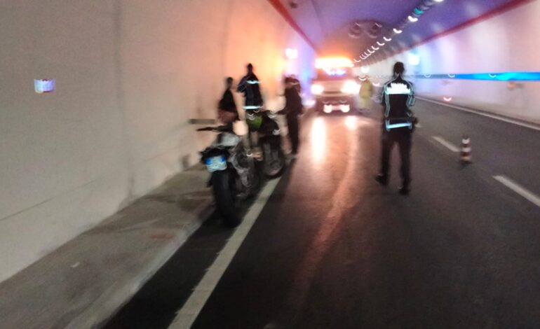 Primo incidente nel tunnel Tangenziale-porto di Pozzuoli: motociclista perde il controllo e si schianta – LE FOTO