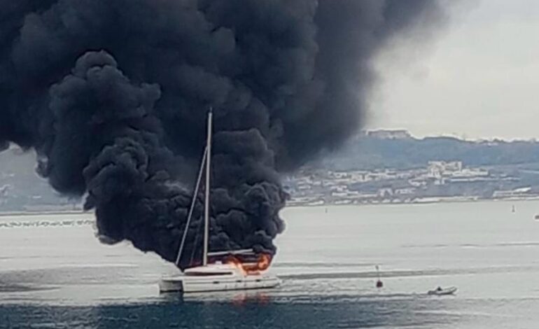 Barca in fiamme nel porto di Pozzuoli, traghetti bloccati