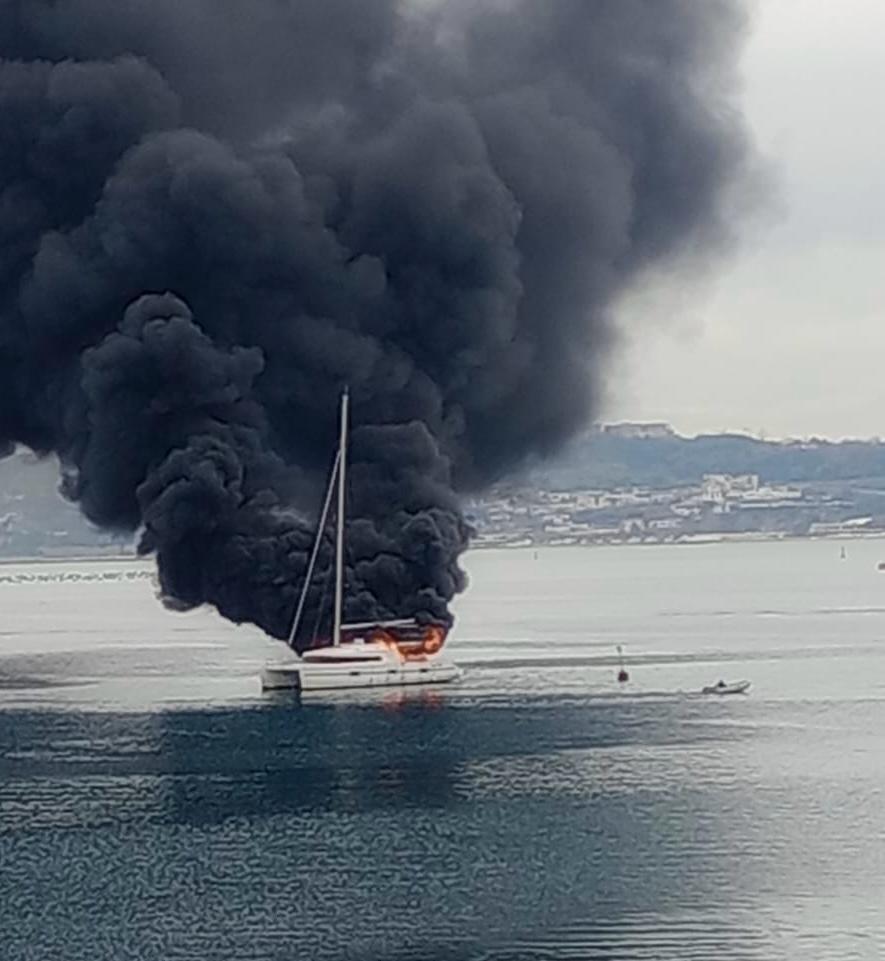 Barca in fiamme nel porto di Pozzuoli, traghetti bloccati