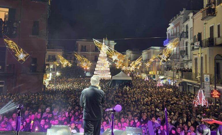 Aperitivo e concerto di Capodanno, 50mila persone a Pozzuoli. Ricciardi & C. incantano la piazza: «E’ stato un successo» – LE FOTO