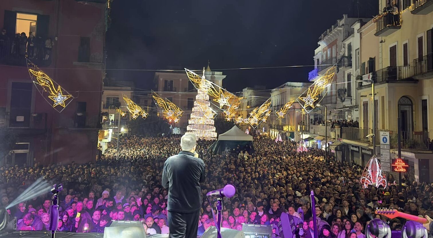 Aperitivo e concerto di Capodanno, 50mila persone a Pozzuoli. Ricciardi & C. incantano la piazza: «E’ stato un successo» – LE FOTO