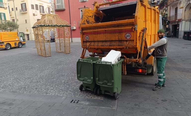 Raccolta rifiuti porta a porta a Pozzuoli: proroga da 1 milione e 600mila euro alla De Vizia