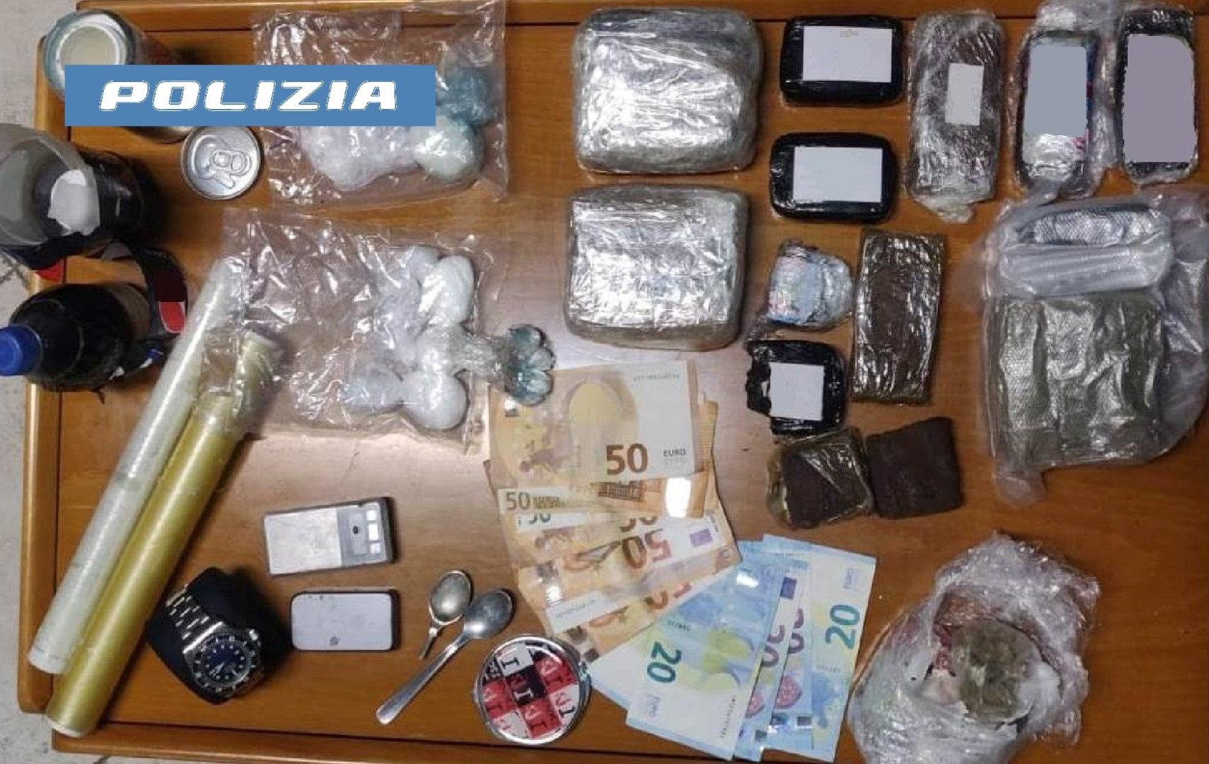 Sorpreso con quasi 2,5 kg di droga: 51enne arrestato dalla Polizia