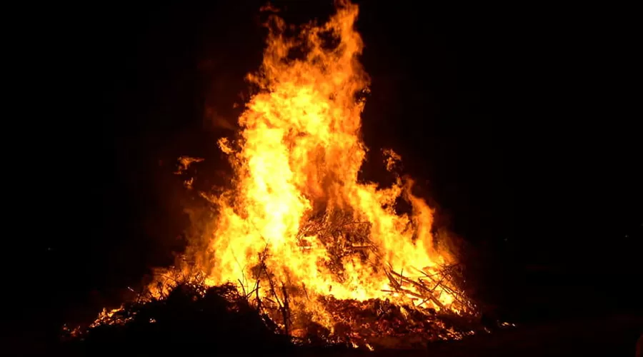 «Fuocarazzo» a Pozzuoli, ragazzini lanciano bottiglie contro la Polizia