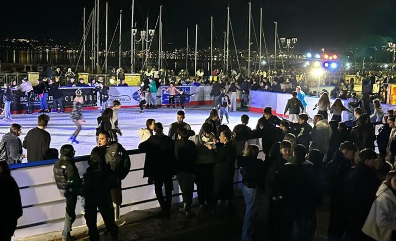 A Pozzuoli successo per la prima pista di ghiaccio realizzata sul porto