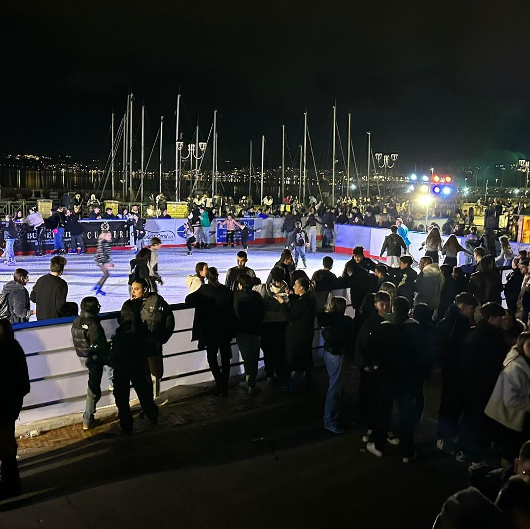 A Pozzuoli successo per la prima pista di ghiaccio realizzata sul porto