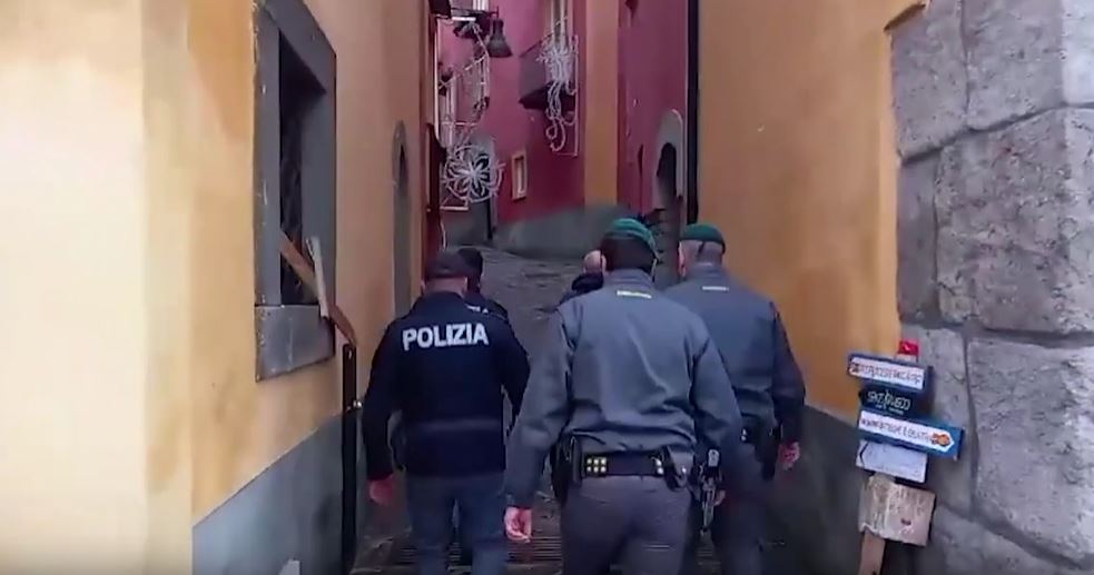 POZZUOLI/ Finanzieri e poliziotti al Rione Terra dopo gli arresti – IL VIDEO