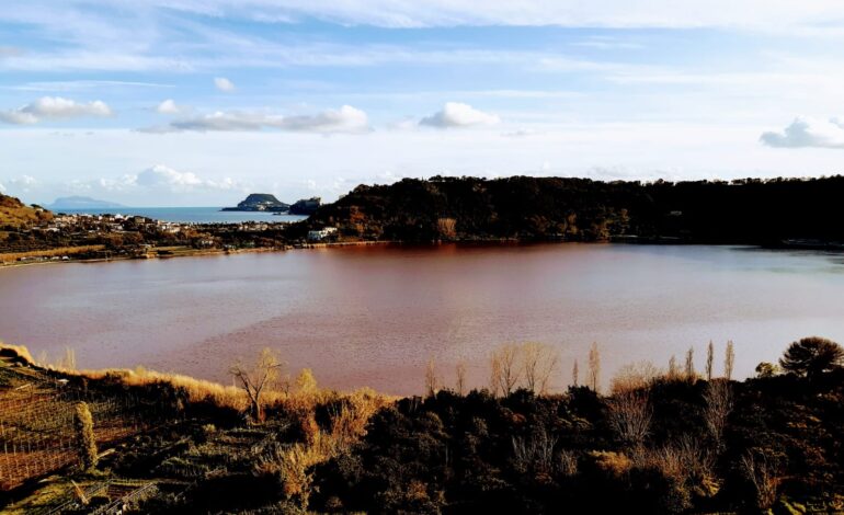 POZZUOLI/ Il Lago d’Averno si è colorato nuovamente di rosso – LE FOTO