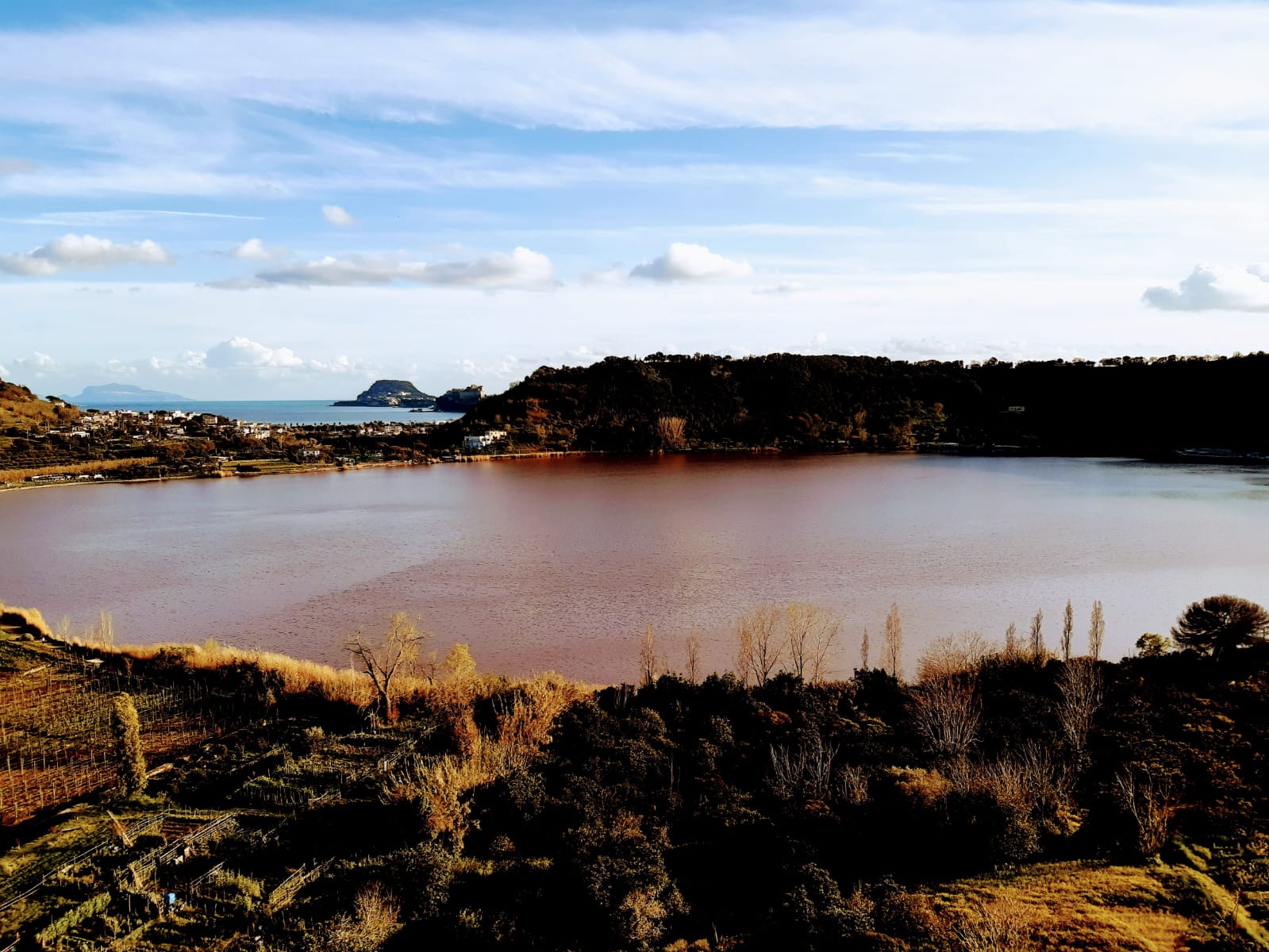 POZZUOLI/ Il Lago d’Averno si è colorato nuovamente di rosso – LE FOTO