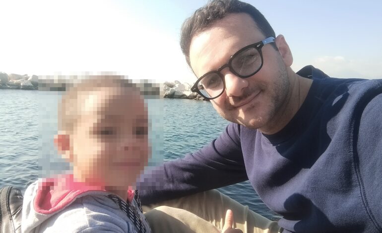 Bimbo conteso tra Italia e Inghilterra, il papà lo tiene a Quarto: «Aiutatemi»