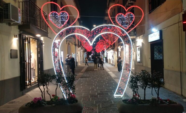 Pozzuoli città dell’amore: le strade del centro storico si colorano per San Valentino